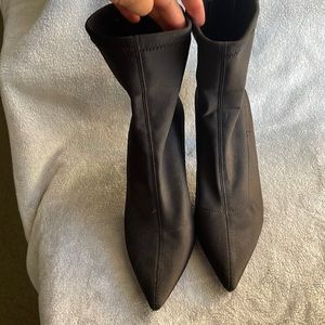 BLACK POINTED TOE BOOTIE